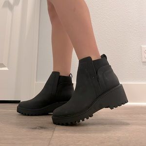 NEVER WORN Size 7 Black booties